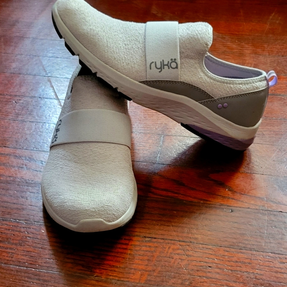 Women's Rykas size 9